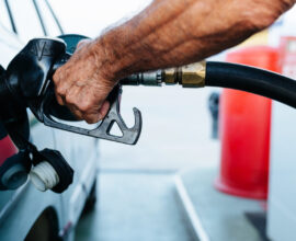 Carburanți tot mai scumpi: litrul de motorină a trecut de 8 lei. Românii plătesc mai mult la pompă chiar și decât suedezii