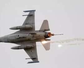 Imagini spectaculoase cu un avion ucrainean F-16 care „vânează” o rachetă de croazieră a Rusiei