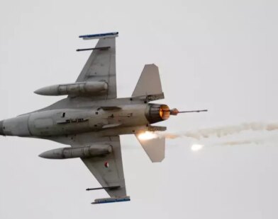 Imagini spectaculoase cu un avion ucrainean F-16 care „vânează” o rachetă de croazieră a Rusiei
