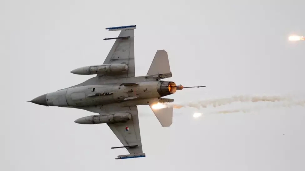 Imagini spectaculoase cu un avion ucrainean F-16 care „vânează” o rachetă de croazieră a Rusiei