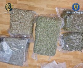 Patru bărbați prinși când ridicau colete cu 41 de kilograme de canabis