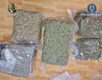 Patru bărbați prinși când ridicau colete cu 41 de kilograme de canabis
