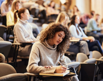 România se află pe ultimul loc la capitolul tinerilor cu studii superioare finalizate